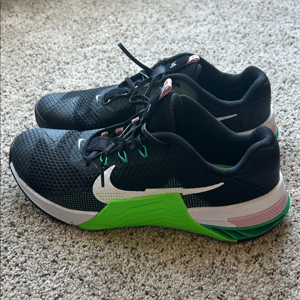 Nike Women’s Metcon 7 Training Shoe Black/White/Green, 8.5 US